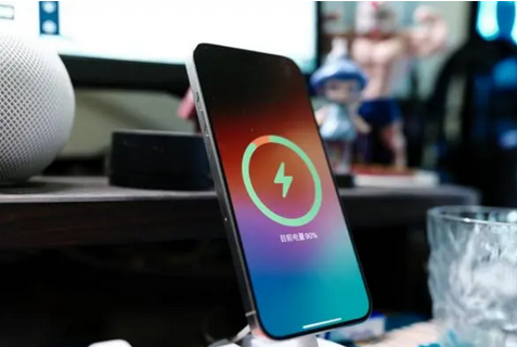 梁山苹果15换屏服务分享用什么充电器给iPhone15充电更好 